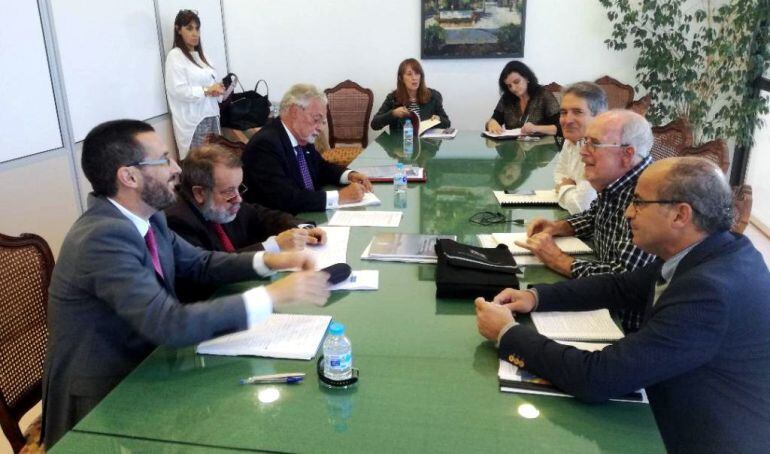 Juan Franco y los defensores del Pueblo andaluz y españoil, reunidos con los agentes socioeconómicos de La Línea