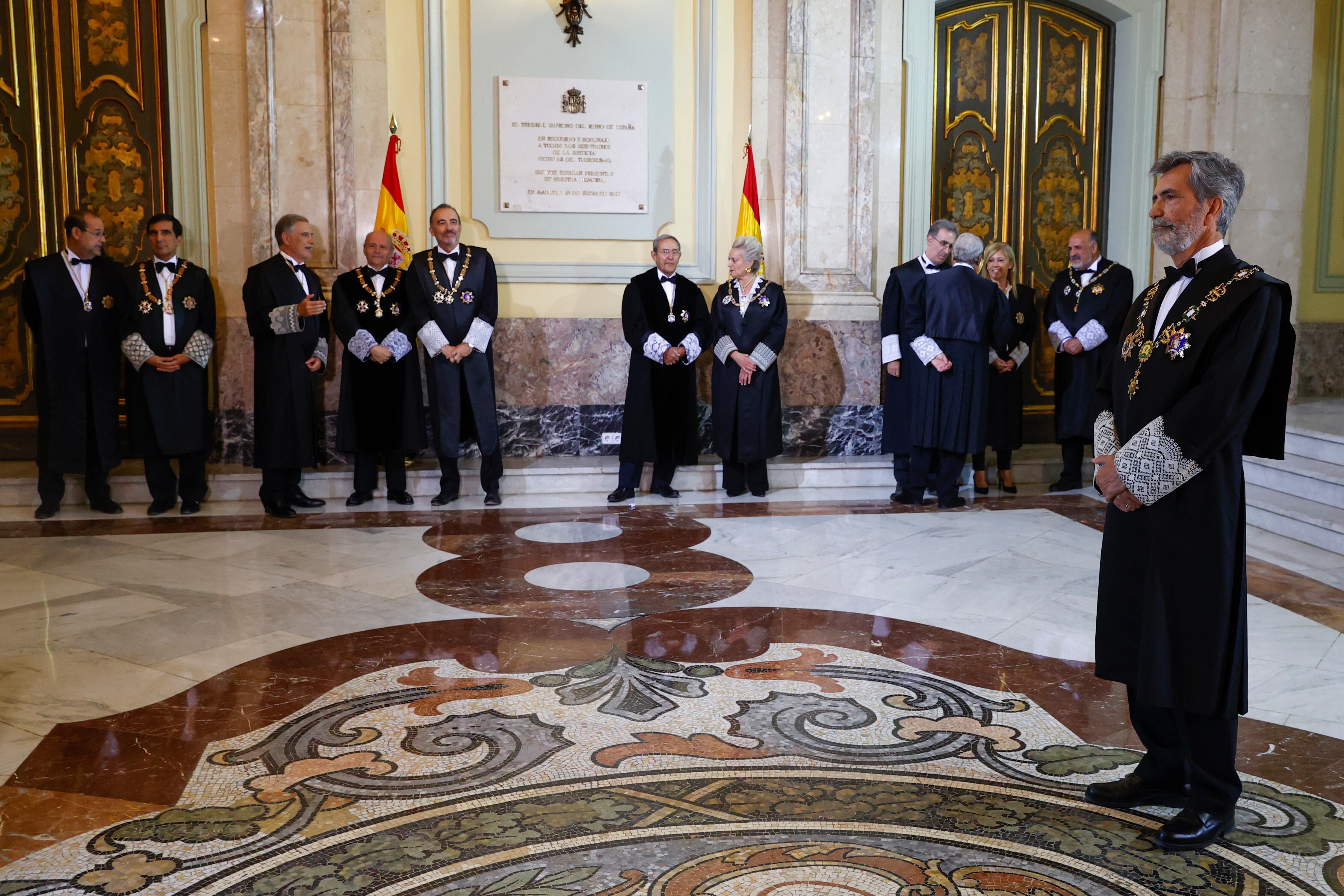 El presidente del Tribunal Supremo, Carlos Lesmes (d) durante el acto de apertura del Año Judicial 2022/2023 en la sede del Tribunal Supremo