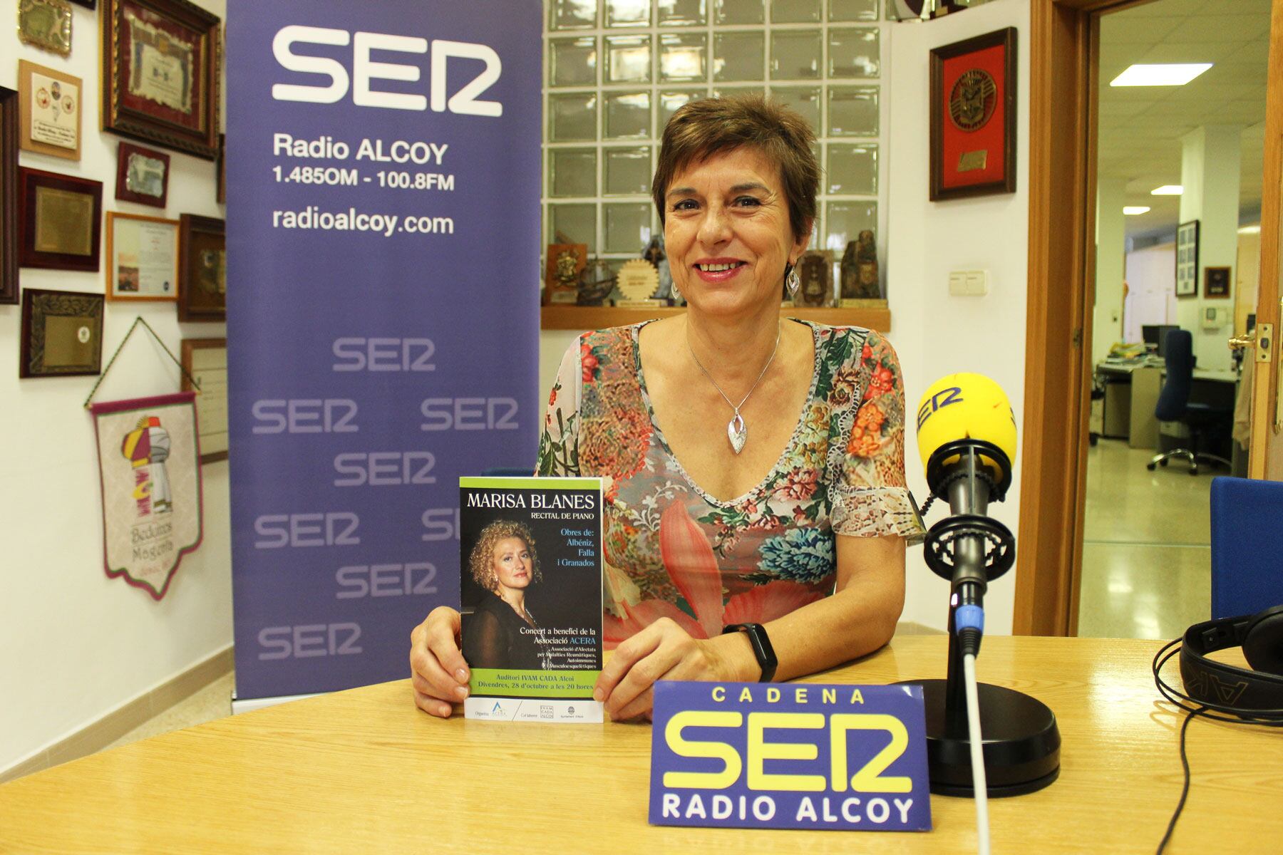 Montse Pascual, vocal de la Asociación ACERA, muestra un folleto del recital de Marisa Blanes de este viernes en el IVAM CADA Alcoi