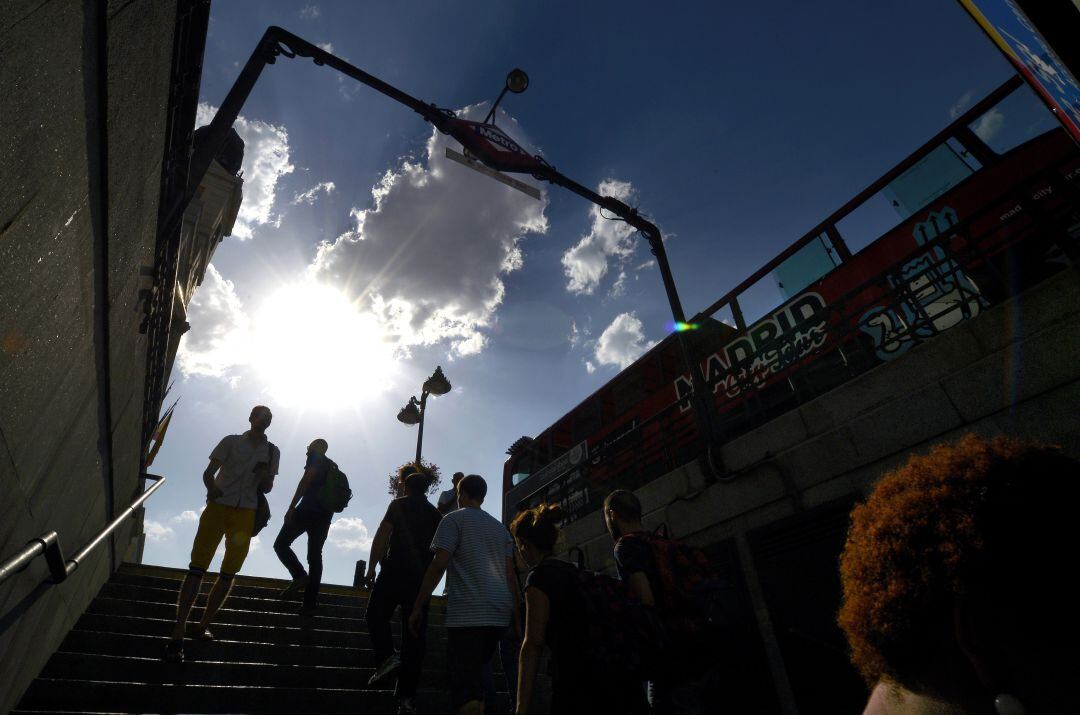 Varias personas salen de una boca de metro en Madrid