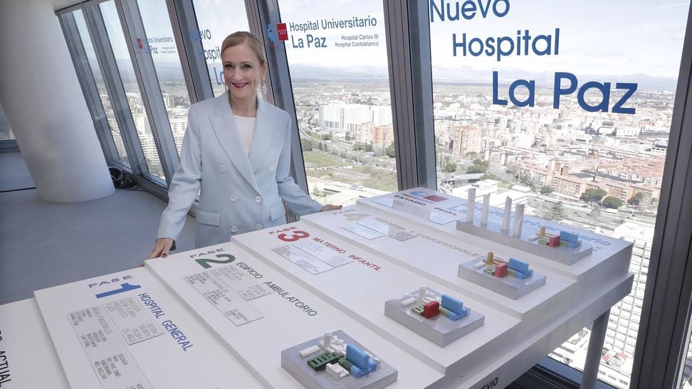 Cristina Cifuentes posa junto a la maqueta del Hospital de La Paz