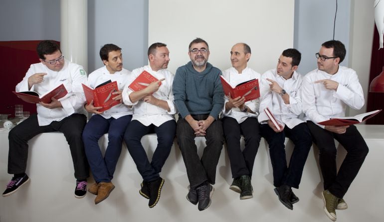 Los cocineros Marcos Morán, Francis Paniego, Albert Adrià, Paco Pérez, Ricard Camarena y Paco Morales rodean al periodista Pau Arenós en la presentación de &#039;Los once&#039; en Madrid.