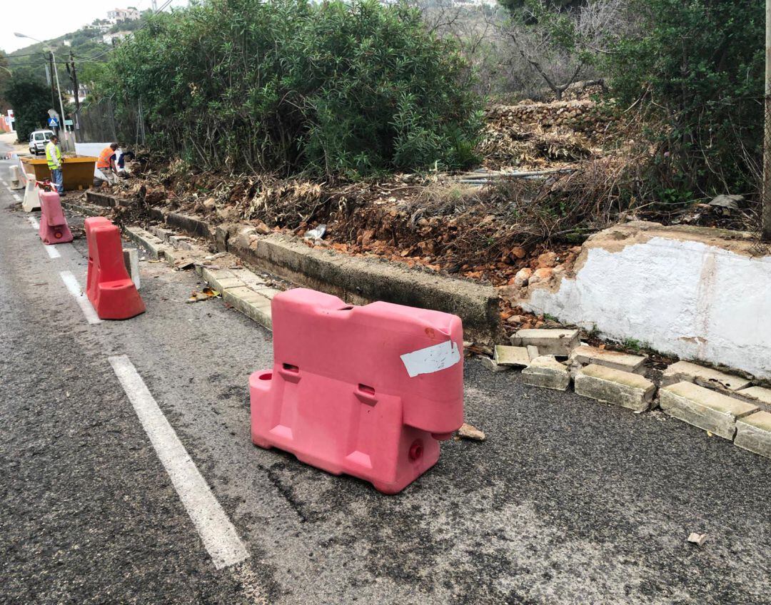 Derrumbe de muro en la carretera de Les Rotes, en Dénia.