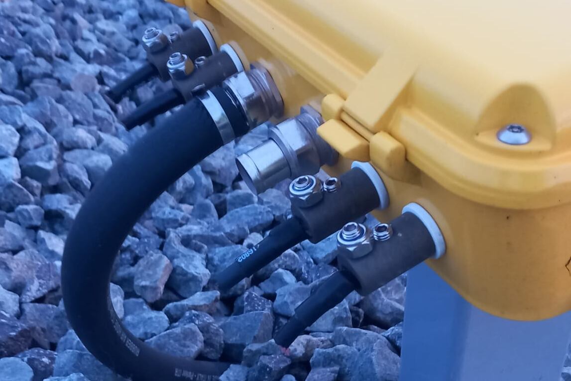 TOLEDO, 04/05/2025.- Al menos 6.300 personas y 18 trenes han resultado afectados este domingo por cuatro robos de cable de la línea ferroviaria de alta velocidad Madrid-Sevilla, un suceso que el ministro de Transportes, Oscar Puente, ha denunciado en su cuenta de X y ha considerado un "acto de grave sabotaje". Adif había informado esta tarde en X de que el suceso, localizado entre Mora, Orgaz y Urda, en la provincia de Toledo, estaba provocando demoras de 25 minutos en los trenes de Larga Distancia, Alta Velocidad y AVANT.EFE/ Ministerio De Transporte SOLO USO EDITORIAL SOLO DISPONIBLE PARA ILUSTRAR LA NOTICIA QUE ACOMPAÑA (CRÉDITO OBLIGATORIO)