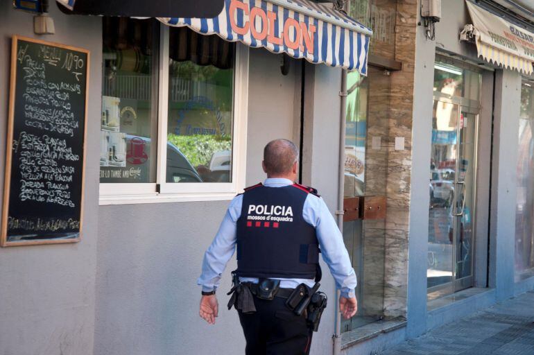 Un Mosso d&#039;Esquadra, ante el edificio donde un hombre ha matado a su mujer en su domicilio familiar de Blanes (Girona).