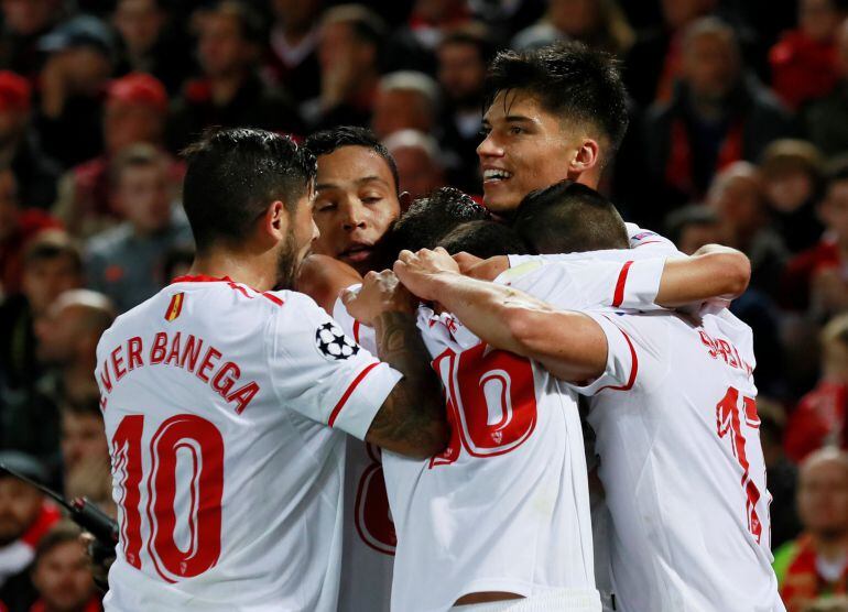 Los jugadores del Sevilla celebra el gol de Correa en Anfield