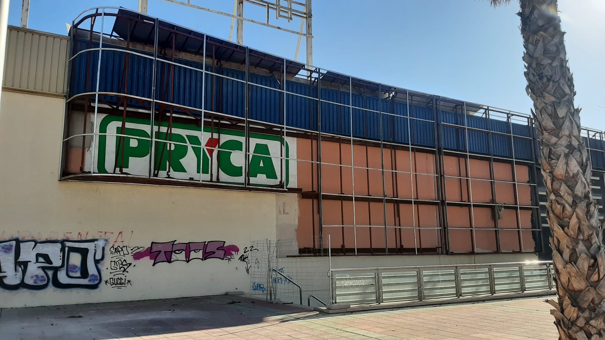 Cartel de &#039;Pryca&#039; en el Centro Comercial La Rambla