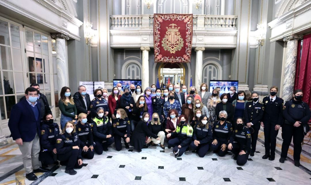 El alcalde de València, Joan Ribó; el concejal de Protección Ciudadana, Aarón Cano; y la vicealcaldesa Sandra Gómez junto con las 29 policías que formaron parte de aquella histórica promoción del 3 de agosto de 1981 