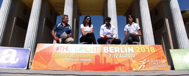 El director técnico de la Federación Española de Atletismo Ramón Cid (i), la atleta Ruth Beitia (i), el presidente de la RFEA Raúl Chapado, y la atleta Carlota Castrejana (2i), durante la rueda de prensa del equipo de Atletismo que irá al Campeonato de Eu