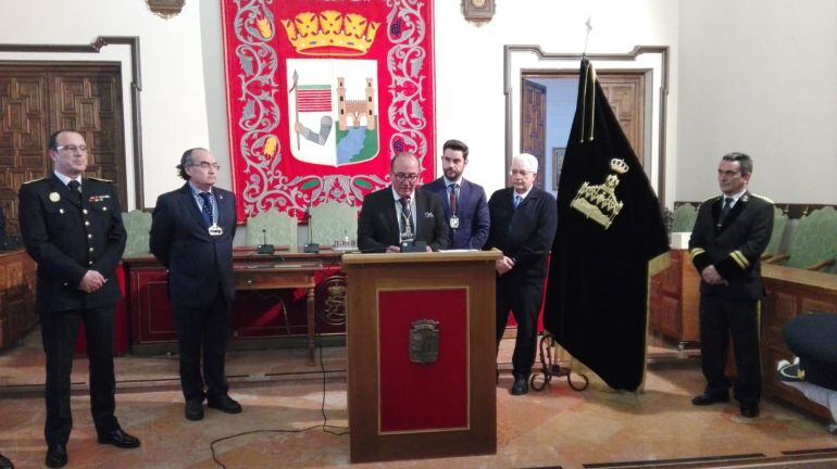 Un momento del acto de la entrega de la Medalla de Honor de la Real Cofradía del Santo Entierro a la Policía Municipal 