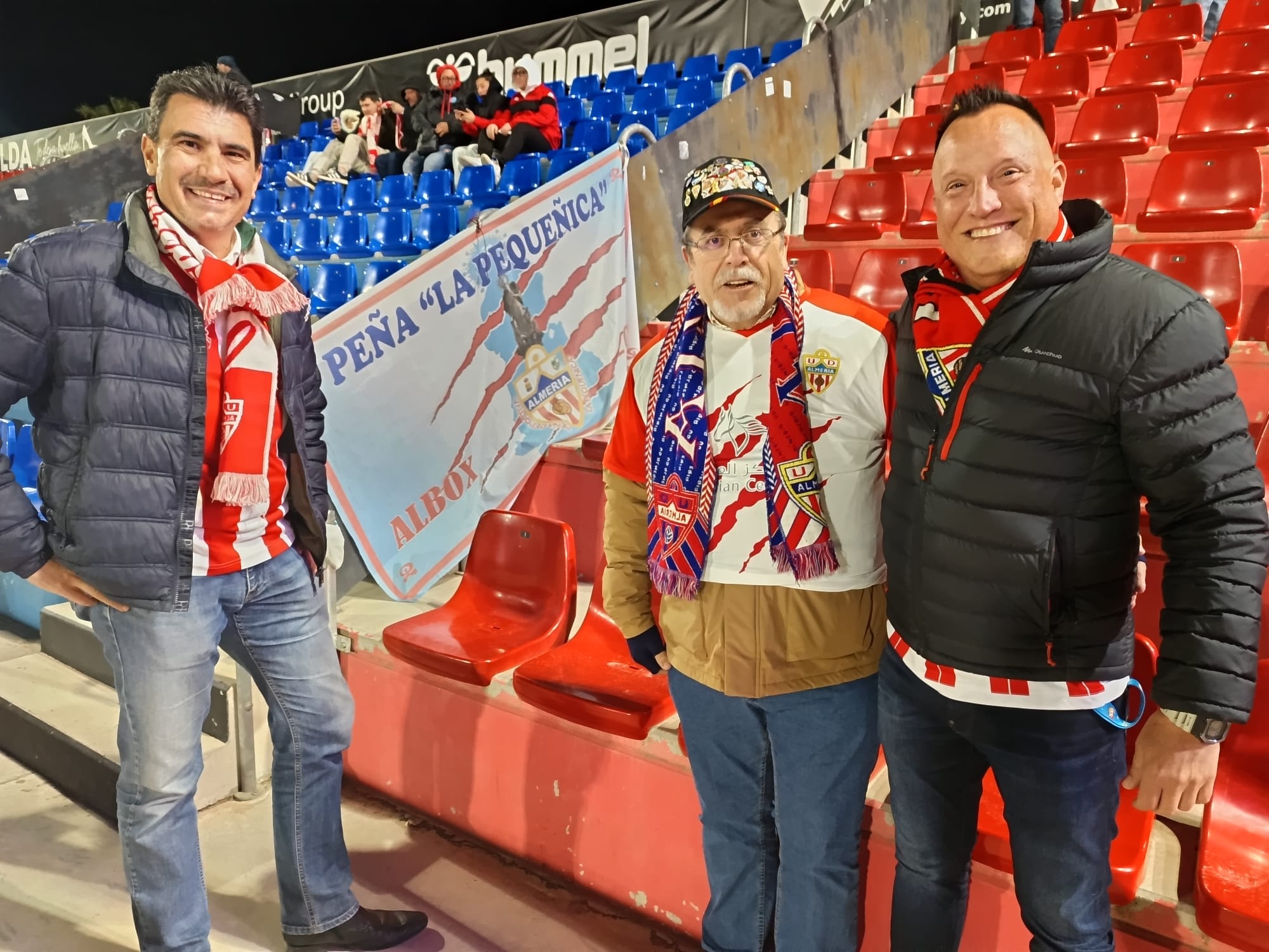 Unos 200 aficionados del Almería vivieron en el partido de Copa desde el Estadio del Eldense.
