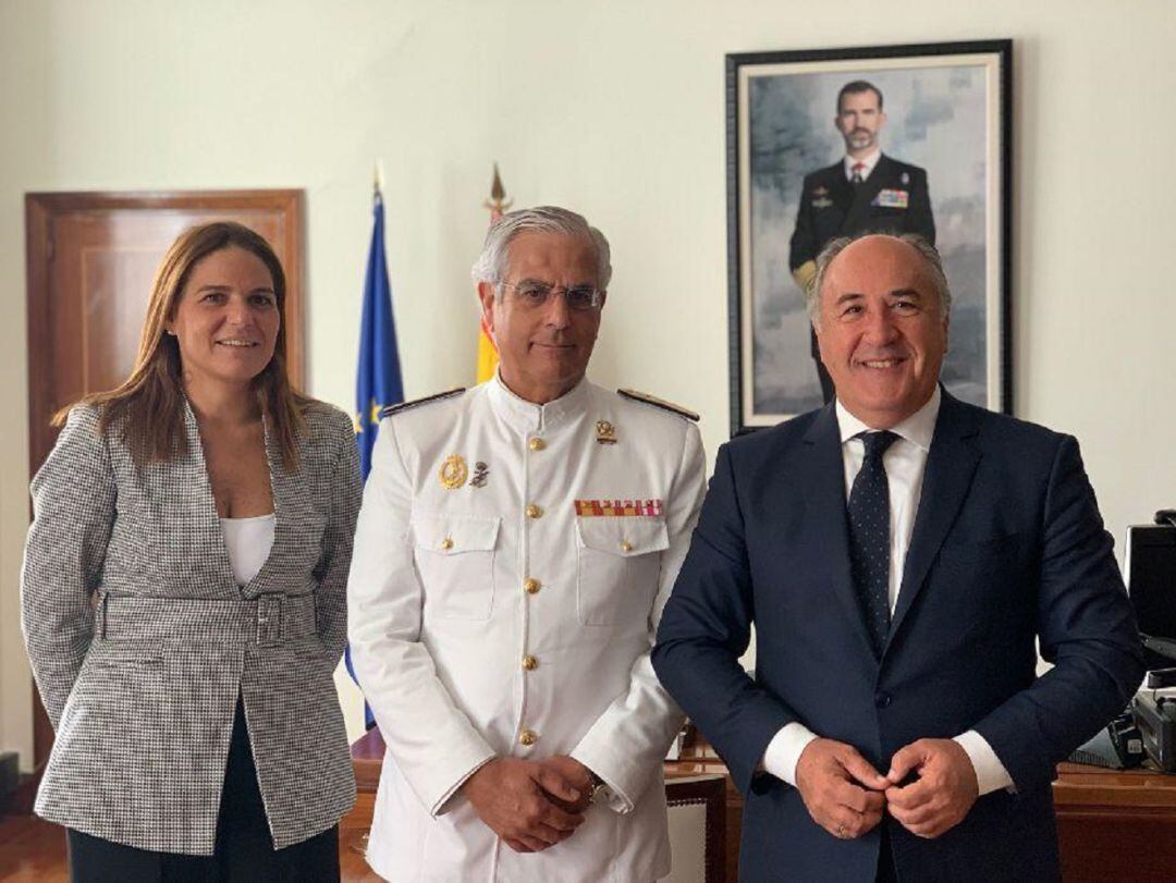 El alcalde de Algeciras, José Ignacio Landaluce, junto a la concejal de Hacienda, María Solanes, y el director general de Infraestructuras, almirante José Francisco Pérez Ojeda.