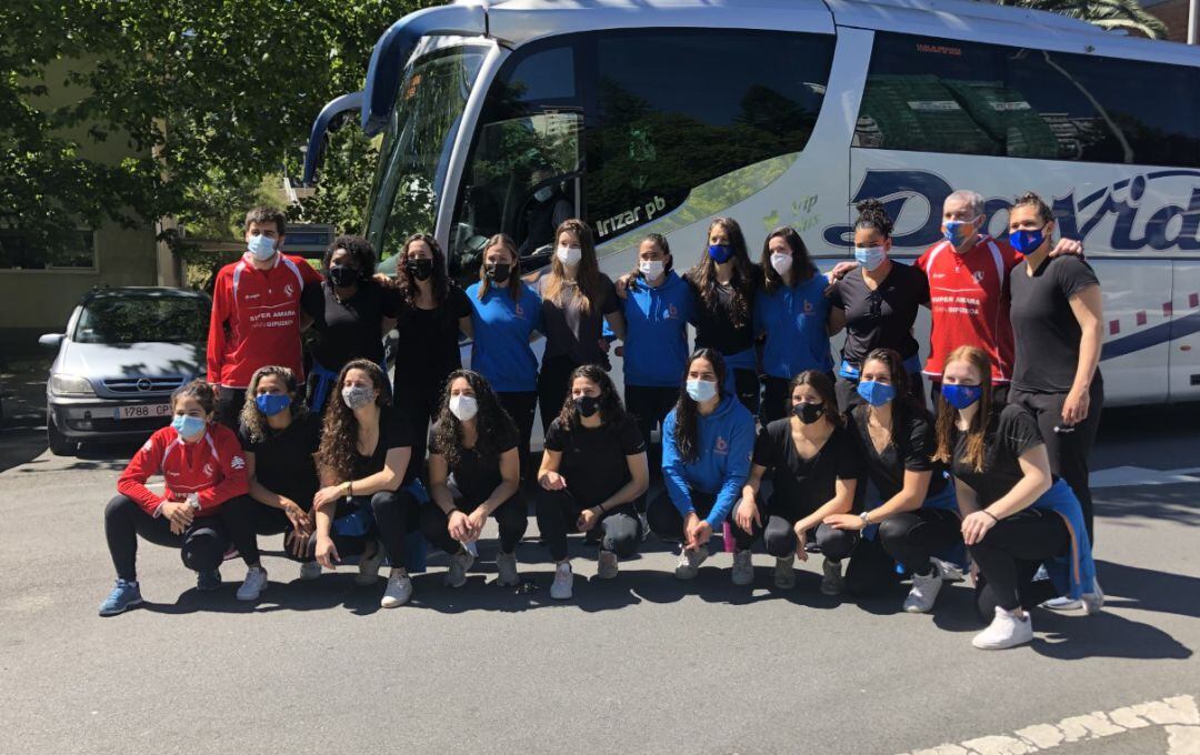 Las jugadoras y el cuerpo técnico del Bera Bera posando antes de partir hacia Canarias