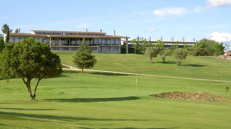 Tantos a´ños de buen trabajo, tiene se reconocimiento por la casa Real, hacia el Montealegre Club de Golf, con la distinción de Real, título de su majestad el Rey Felipe VI,a este club ourensano