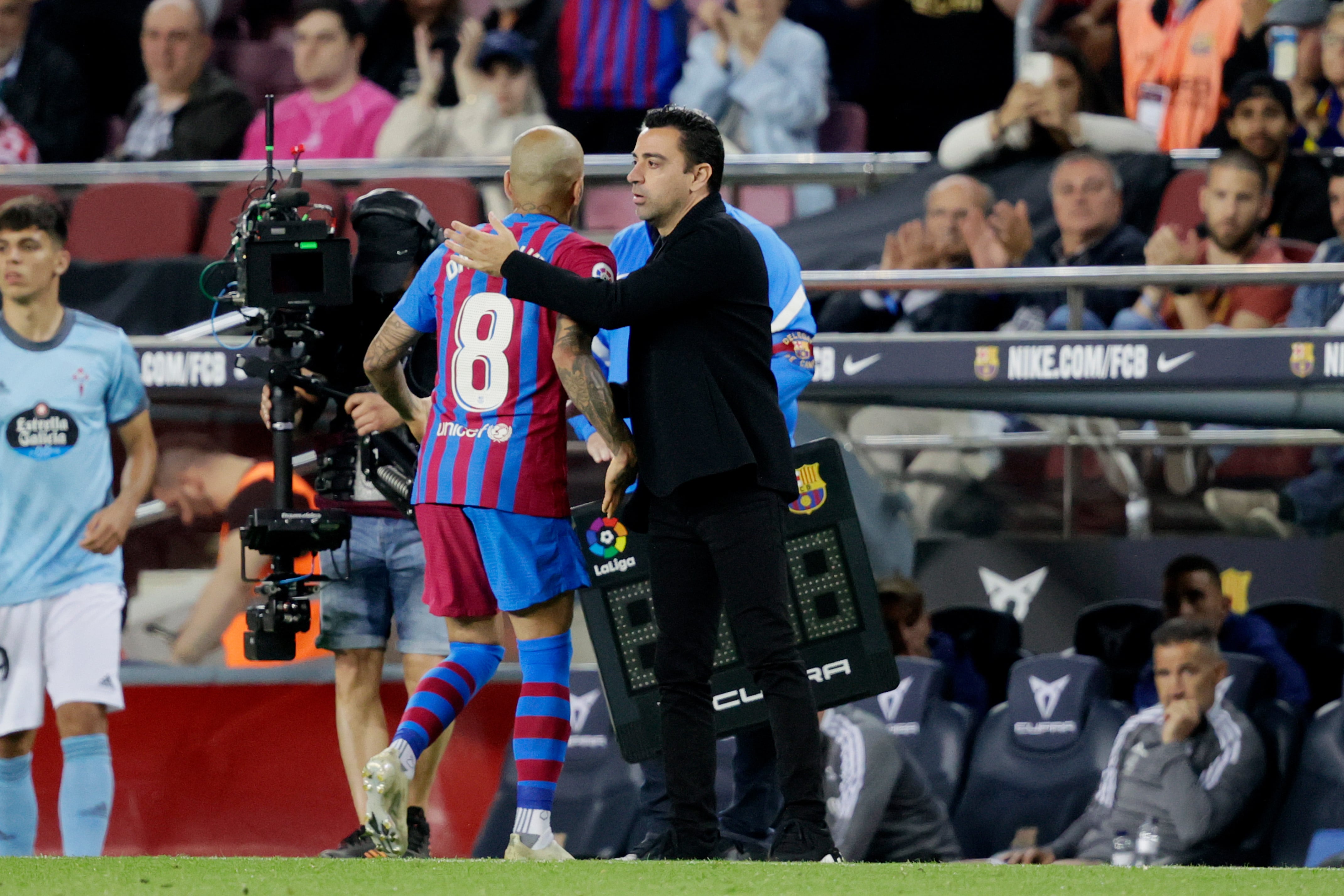 Xavi saluda a Alves, durante un partido la pasada temporada.