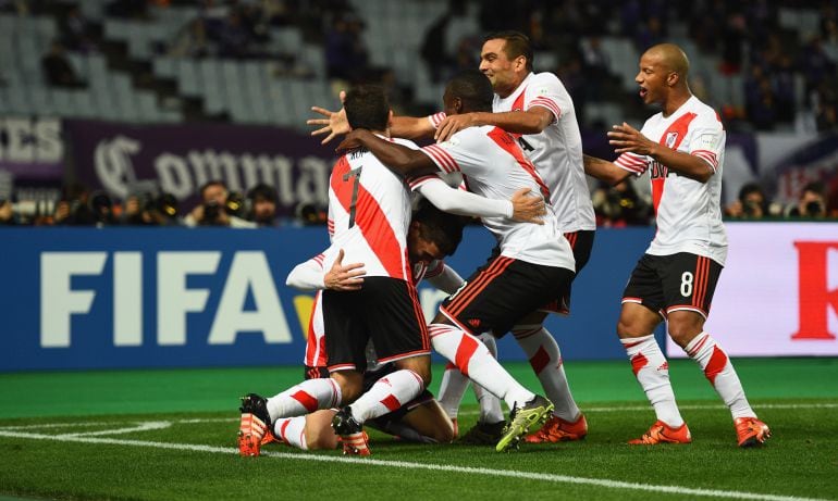 Lucas Alario celebra con sus compañeros el gol que ha metido a River en la final del Mundial de clubes. 