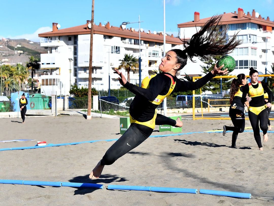 Juvenil nacional lanzando a portería.