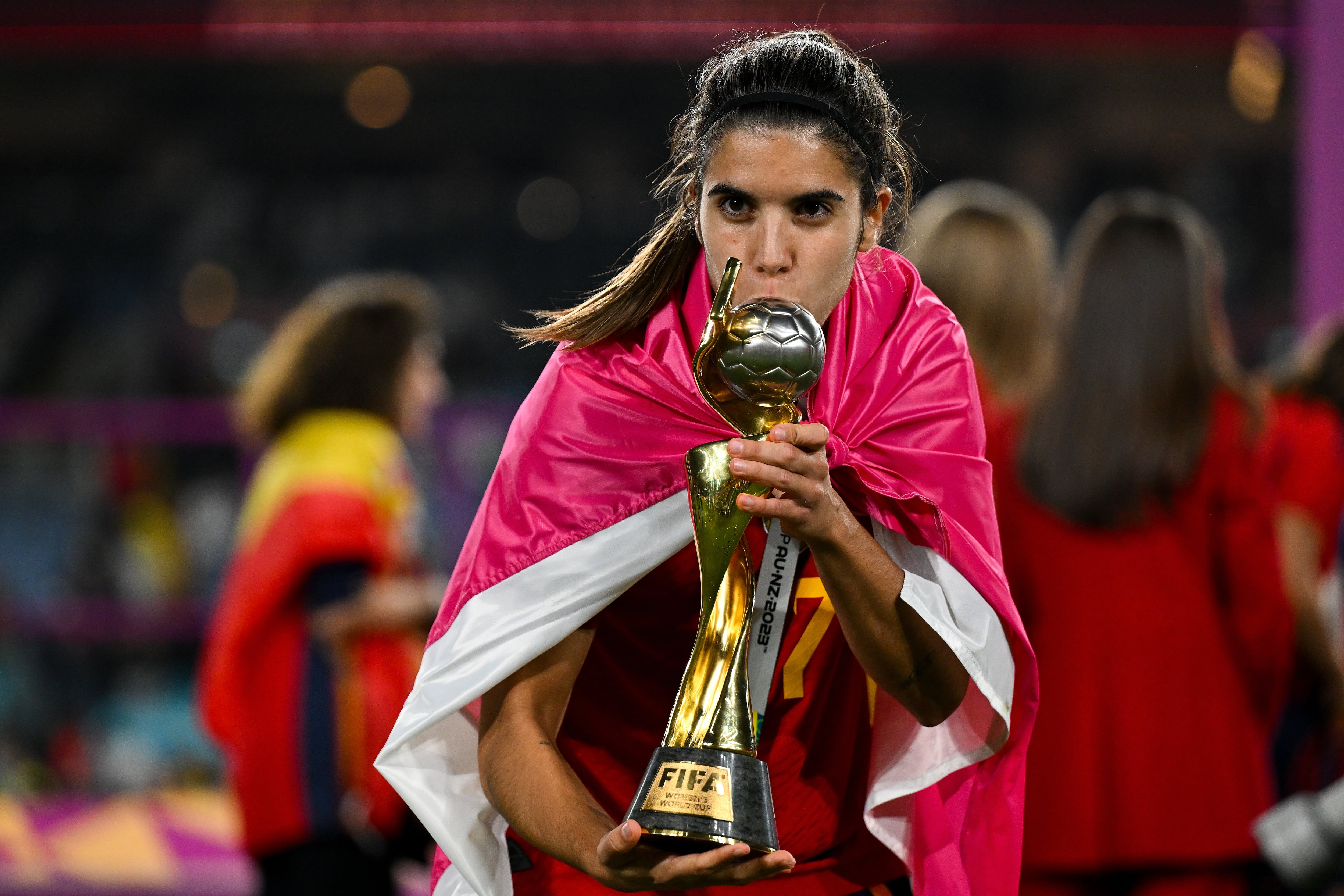 Sydney (Australia), 20/08/2023.- Alba Redondo of Spain kisses the winner&#039;Äôs trophy after winning the FIFA Women&#039;s World Cup 2023 Final soccer match between Spain and England at Stadium Australia in Sydney, Australia, 20 August 2023. (Mundial de Fútbol, España) EFE/EPA/DEAN LEWINS AUSTRALIA AND NEW ZEALAND OUT
