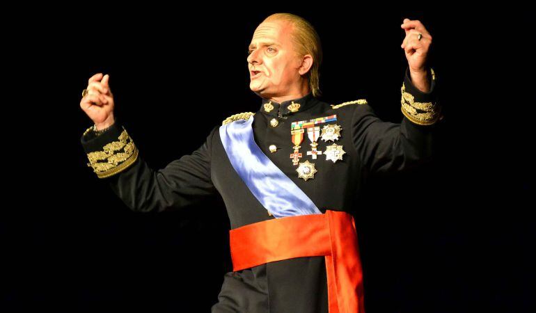 Toni Albà caracterizado como el rey Juan Carlos I. 