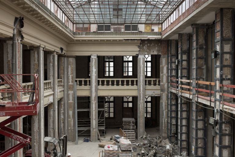 Una imagen del Patio de Cristal del Ayuntamiento de Valencia en plenas obras
