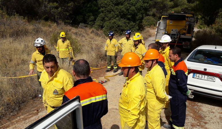 Los voluntarios atienden las explicaciones de los técnicos