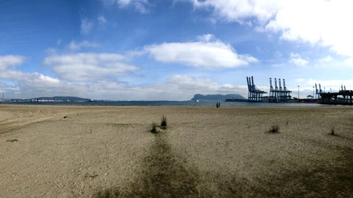 El vertido de fuel procedente de Gibraltar, llega a la Concha