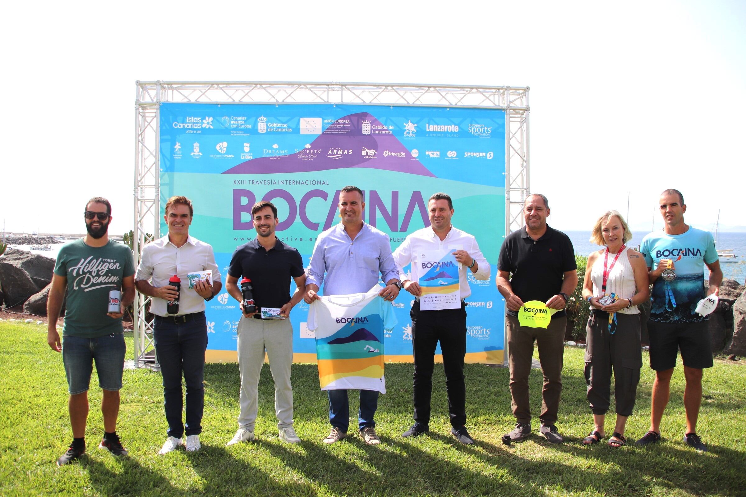 Autoridades y organizadores en la presentación de la prueba.