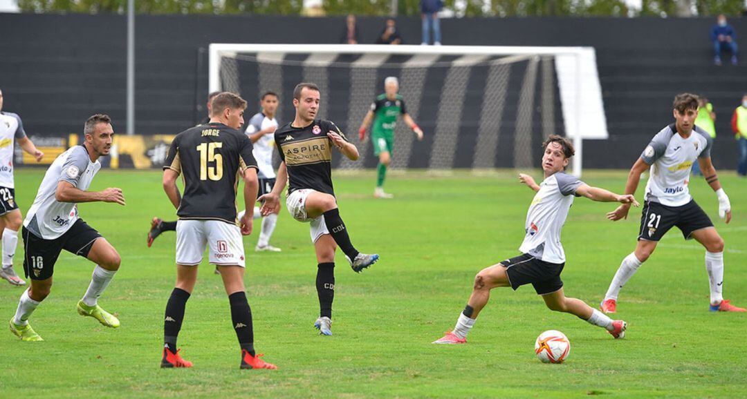 Rovirola golpea el balón en el campo del Tudelano