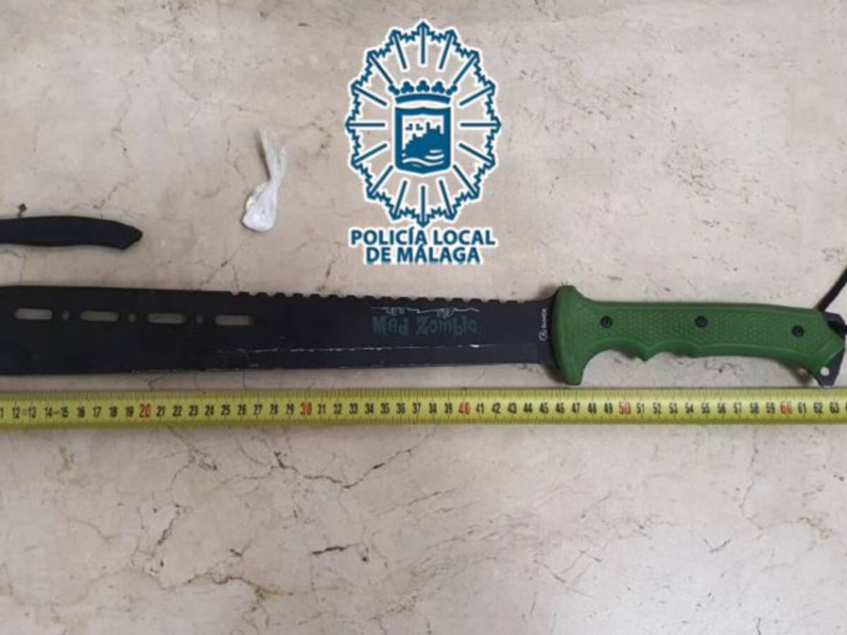 Apuñala a un joven e intenta herir a varios agentes de la policía de Málaga