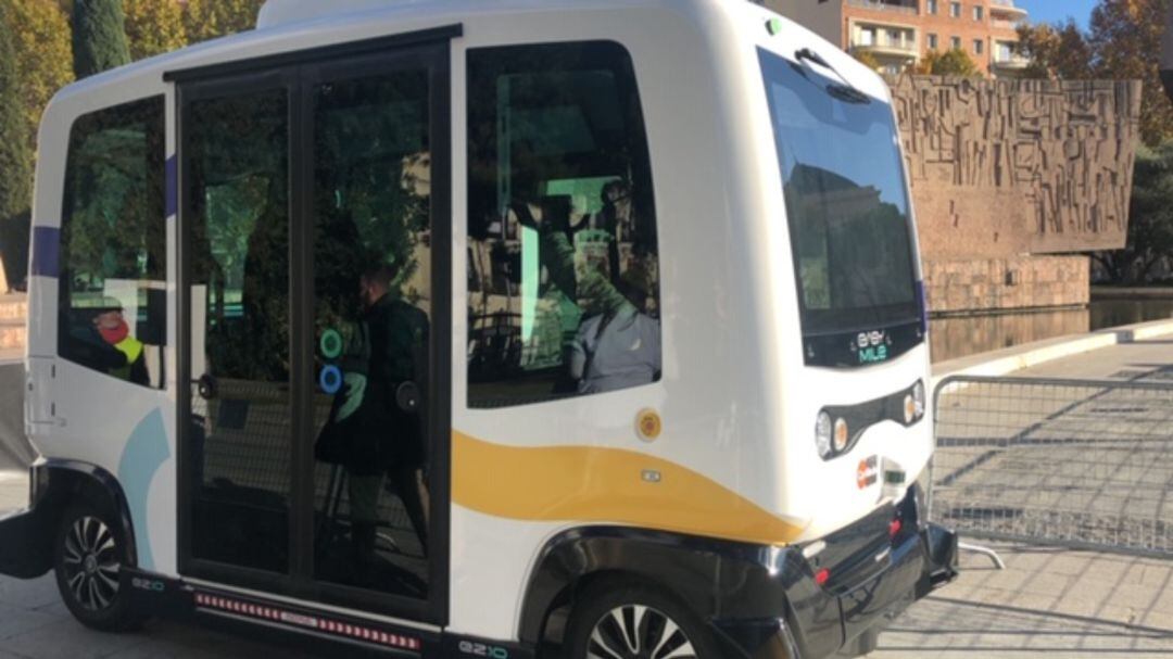 El autobús autónomo de Easy Mile preparado para su recorrido por la Plaza de Colón dentro de Imperdible03