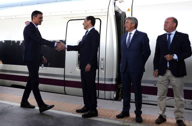 El presidente del Gobierno en funciones, Pedro Sánchez (i), saluda al presidente de la Junta, Juanma Moreno (d), en la parada realizada en la localidad malagueña de Antequera, en el viaje inaugural de este AVE Madrid-Antequera-Granada, que recorrerá en poco más de tres horas los 568 kilómetros que separan ambas ciudades, lo que supondrá que la ciudad granadina estará conectada a la Alta Velocidad con la entrada en servicio de tres circulaciones diarias por sentido con la capital de España