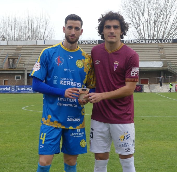 Adrián Garrido (Dioce) y Carlos Pascual (Real Ávila) antes del comienzo del derbi de la primera vuelta