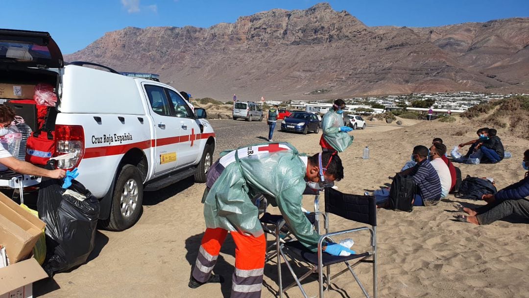 Imagen de archivo de migrantes llegados a Lanzarote siendo atendidos por Cruz Roja.