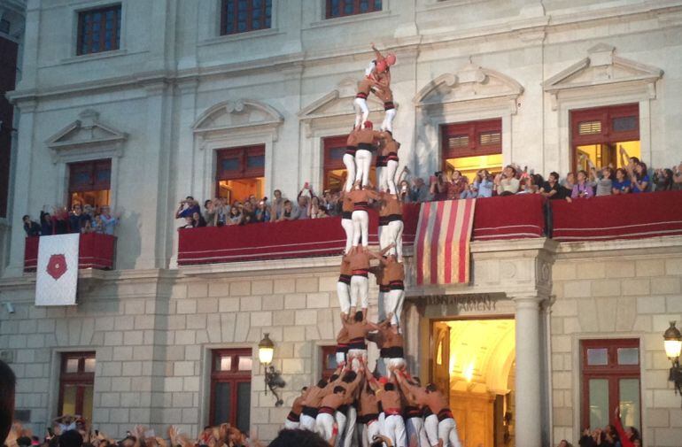 Xiquets de Reus carrega el 4de9f a la plaça del Mercadal