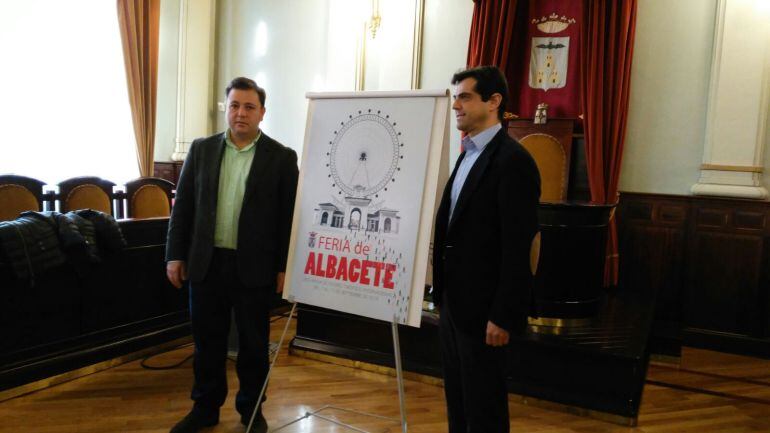 El alcalde de Albacete, Javier Cuenca, y el concejal de Cultura, Manuel Serrano, con el cartel ganador