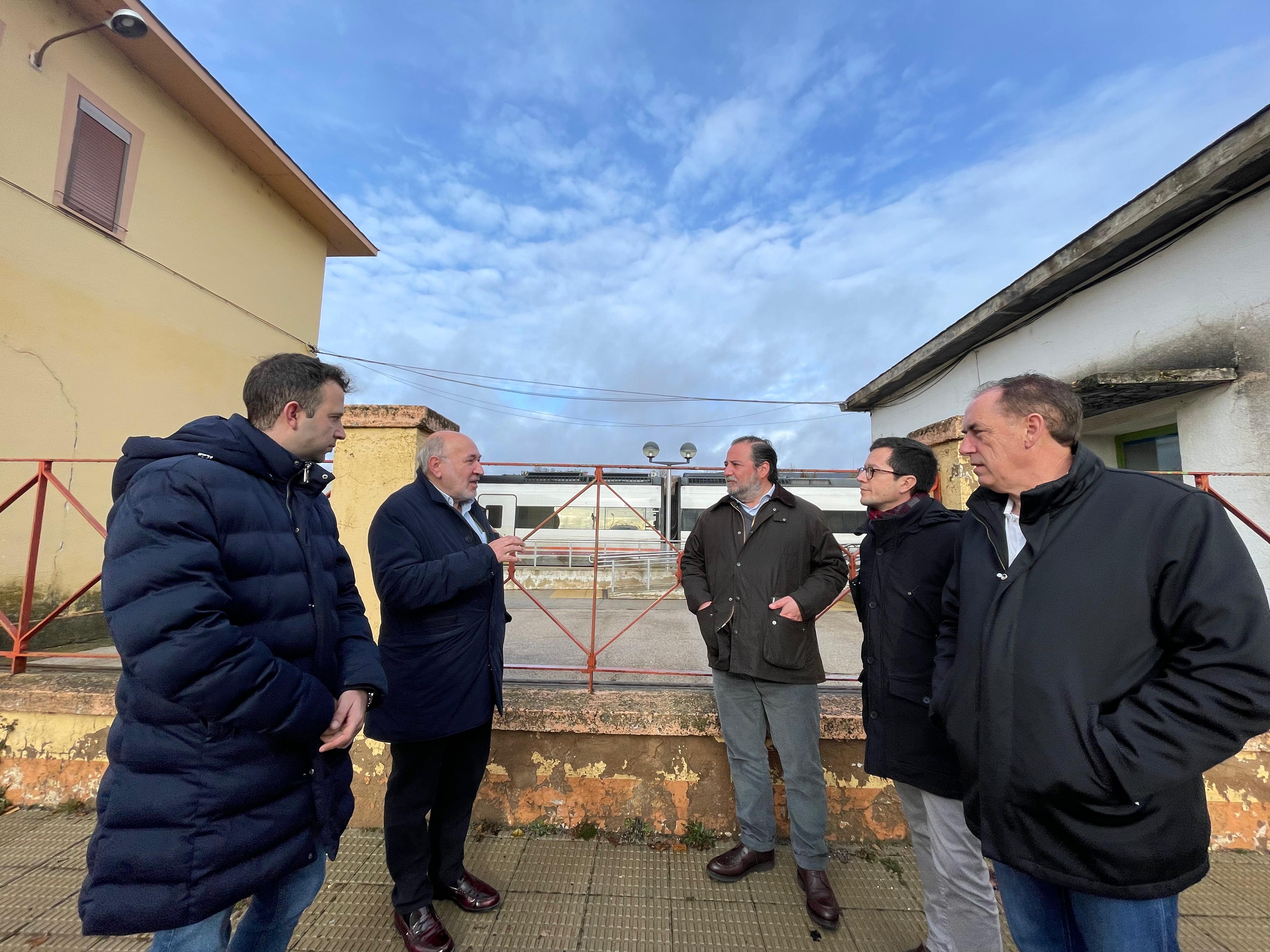 Los populares sorianos, junto al alcalde de Calatayud (segundo por la izquierda), en la estación del Cañuelo.