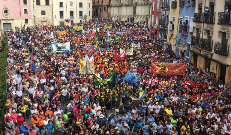 Desfile de peñas de las fiestas de San Mateo en 2016.