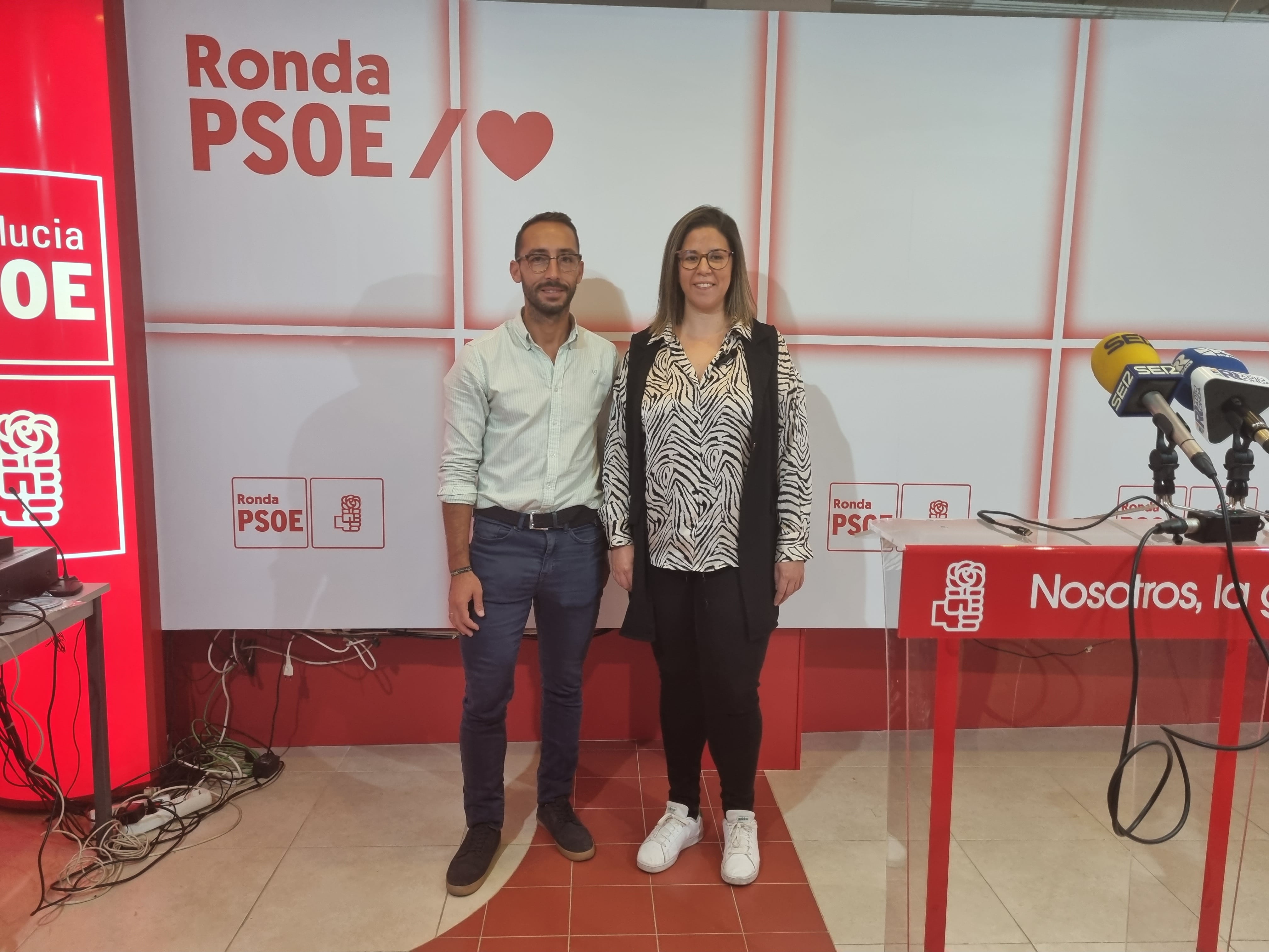 La diputada provincial visitó la sede del PSOE rondeño