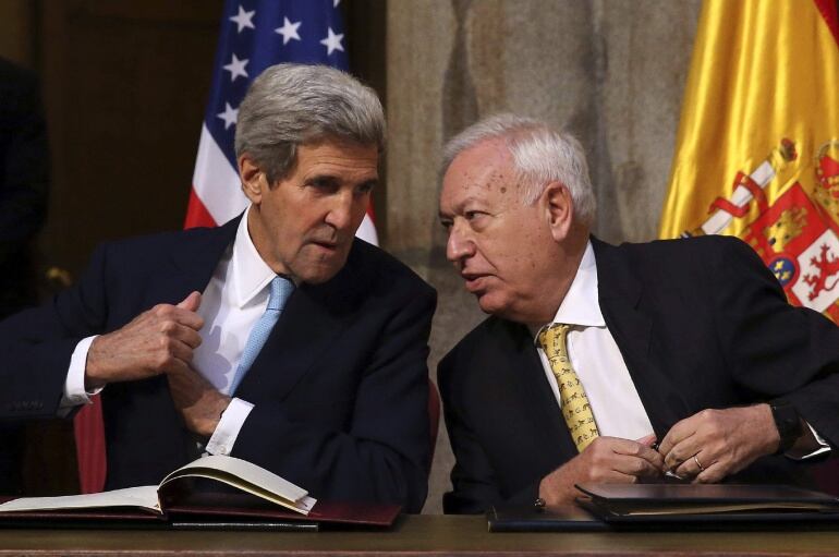 MADRID, 19/10/2015.- El secretario de Estado de EEUU, John Kerry (i), y el ministro español de Asuntos Exteriores, José Manuel García-Margallo (d), firman una declaración de intenciones para la limpieza del suelo contaminado de la localidad almeriense de 