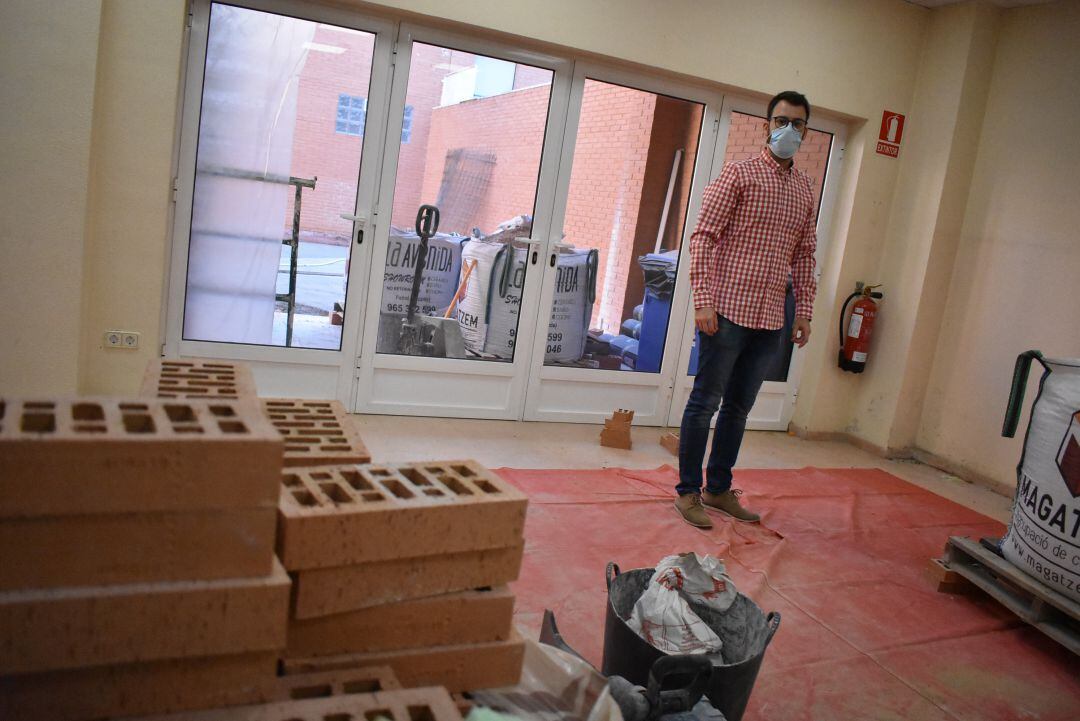 El concejal de Urbanismo de Petrer, Fernando Portillo en las obras de la Biblioteca Poeta Enrique Amat 