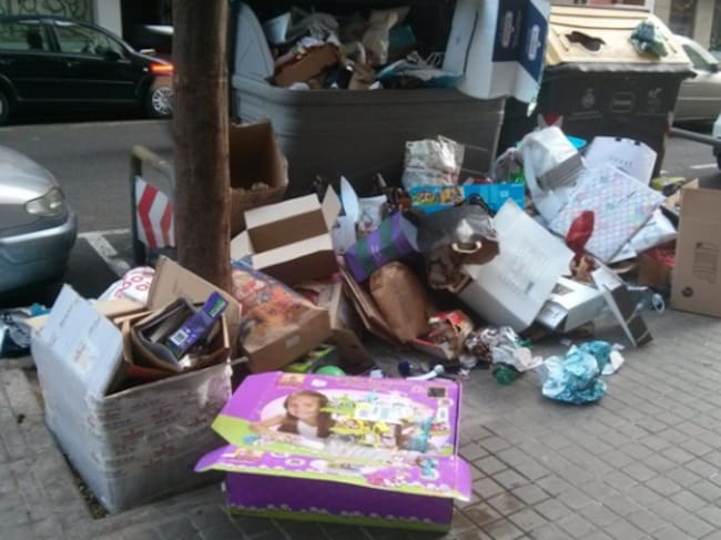 Contenedor de papel el día de Reyes (imagen de archivo)