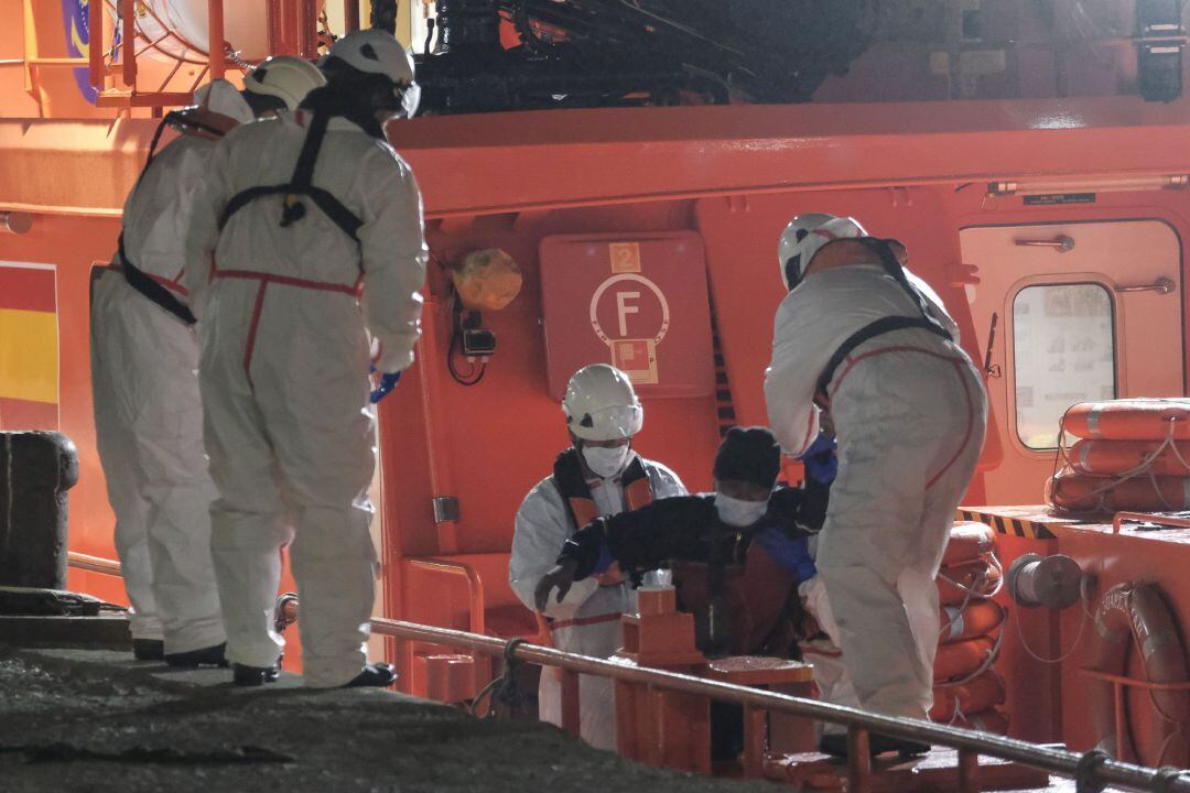La Guardamar Talía de Salvamento Marítimo regresa a Gran Canaria tras recoger del agua a una mujer y confirmar la presencia de un cadáver que se hundía al apoyar a la Marina marroquí en un rescate de una neumática que ha tenido lugar a 152 kilómetros al s