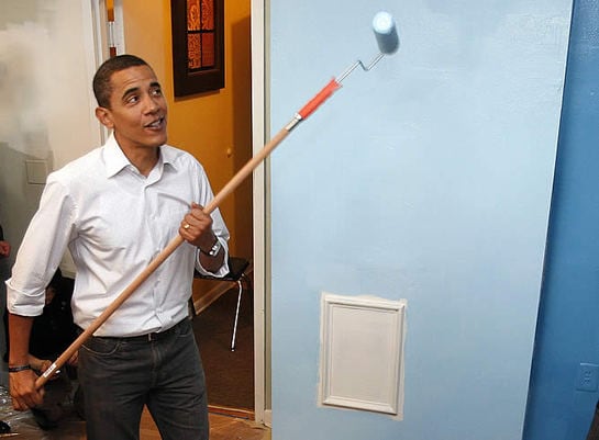 Barack Obama será mañana el presidente número 44 de Estados Unidos, pero hoy se convirtió en el &quot;pintor en jefe&quot; de una casa de acogida de indigentes, parte de una jornada dedicada al servicio a los demás en honor a Martin Luther King, que hubiera cumplido hoy 80 años.