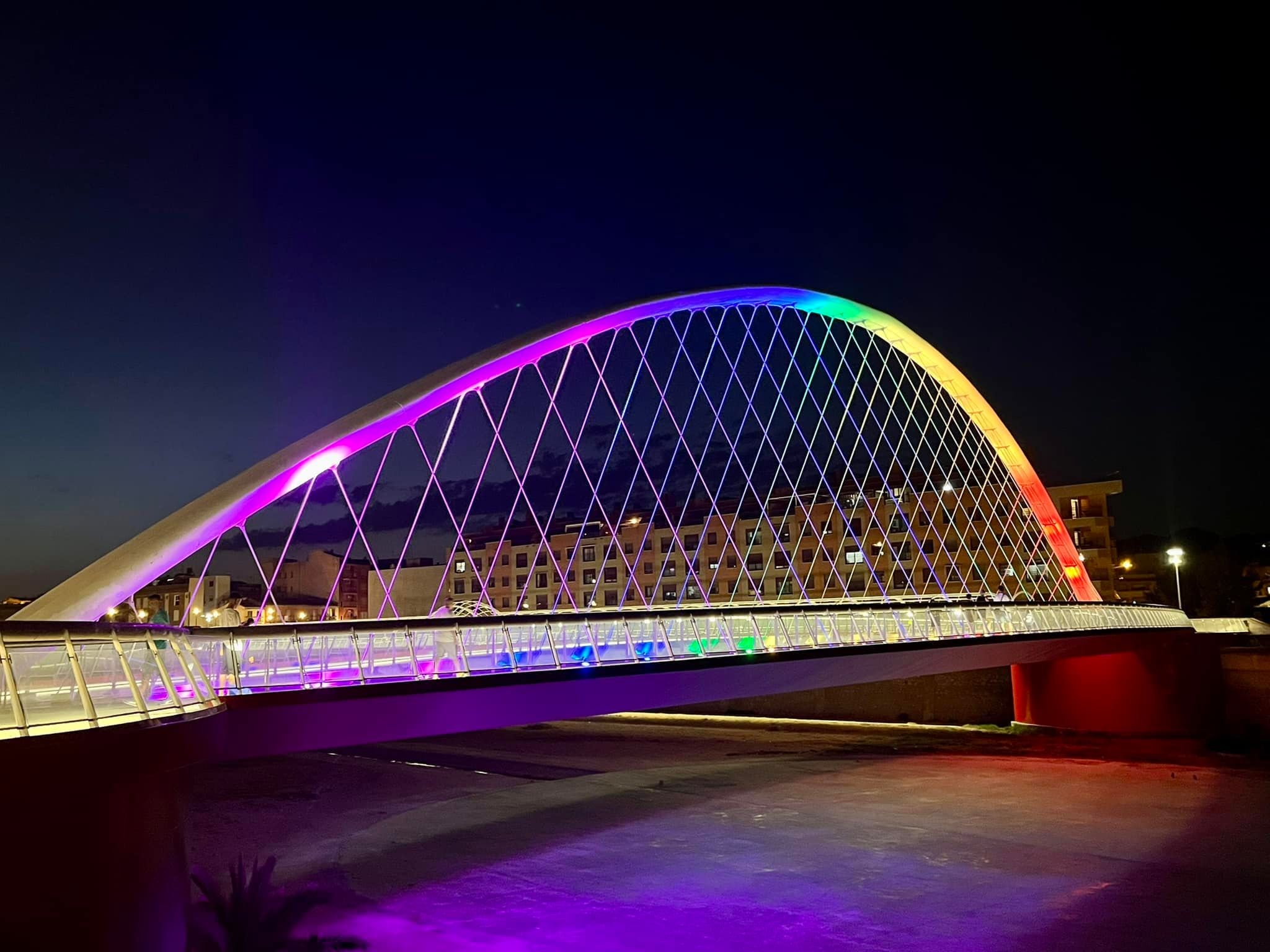 Lorca celebra el Día del Orgullo con izado de banderas en edificios representativos del municipio. La Pasalela Miguel Navarro de Lorca iluminada con el color arco iris.