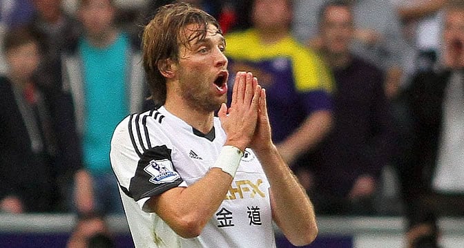 Michu, durante un partido con el Swansea