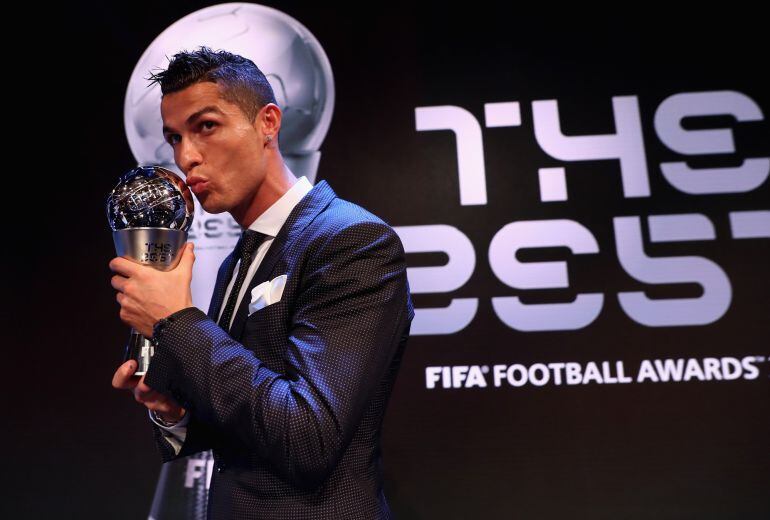 Cristiano Ronaldo besa el &quot;The Best&quot; durante la gala en el London Palladium. 