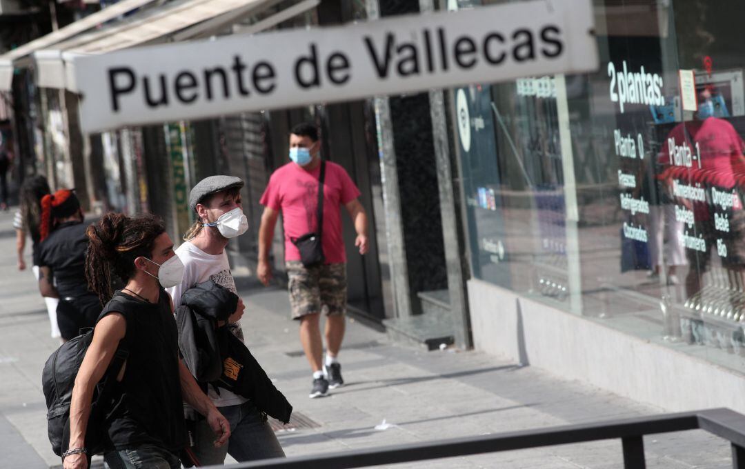 Vecinos pasean al lado del metro de Puente de Vallecas