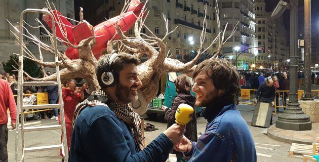 Miguel H., el artista de la falla municipal infantil, atendiendo al programa SER Falleros