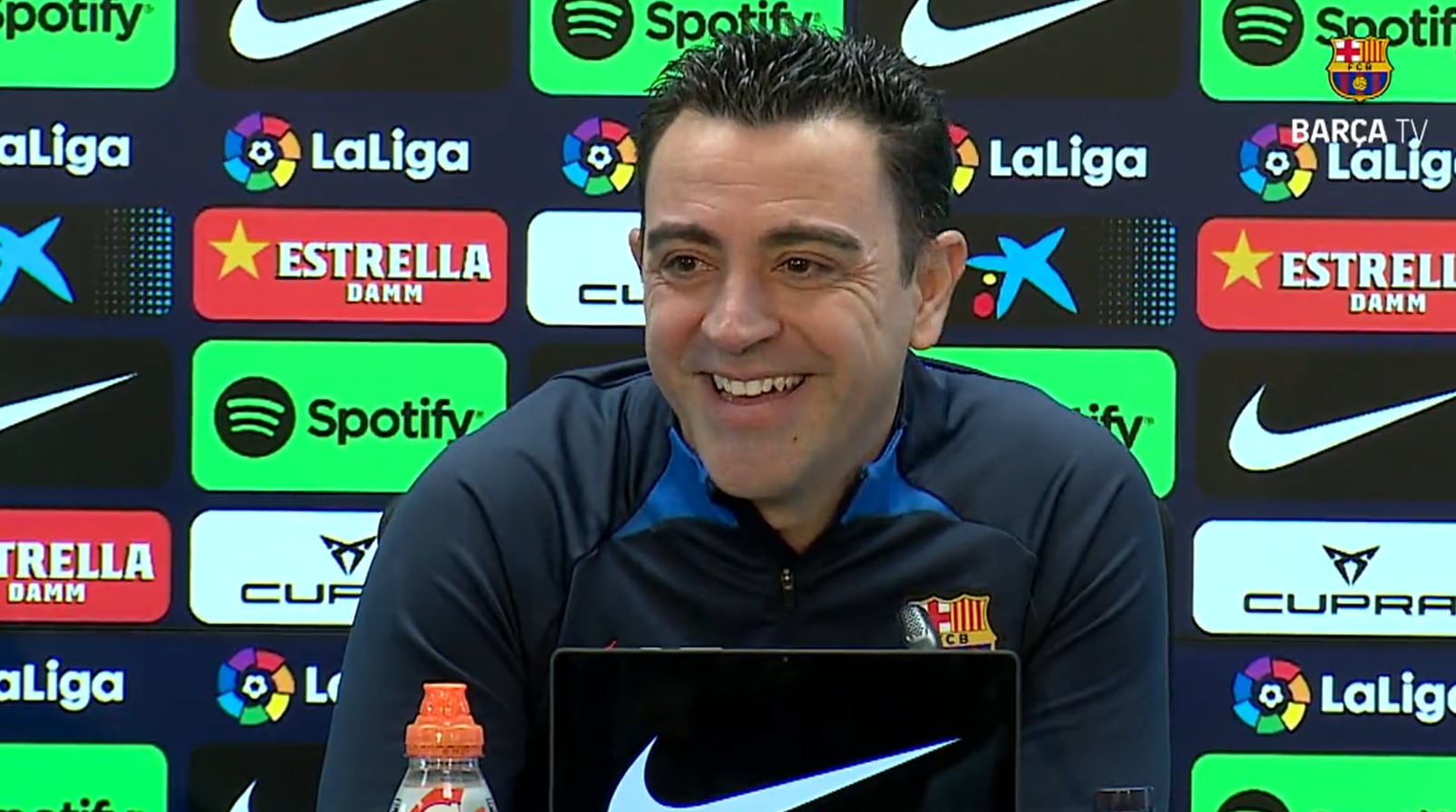 Xavi contesta a las preguntas de los periodistas en rueda de prensa