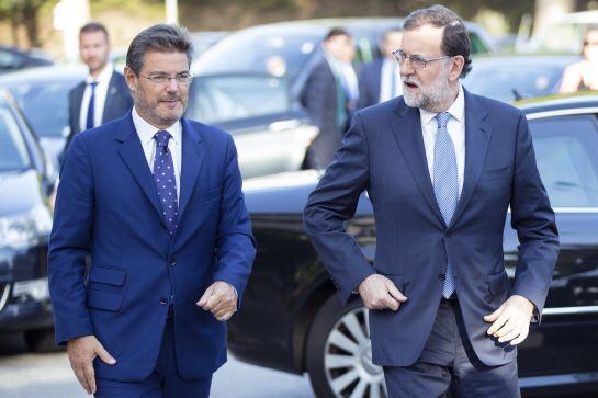 El presidente del gobierno en funciones, Mariano Rajoy, junto al ministro de Justicia, Rafael Catalá, a su llegada al XII Congreso Jurídico de la Abogacía ICA-Málaga.